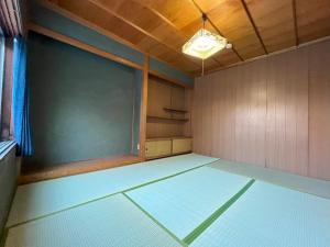 福井福井駅から徒歩2分の1棟貸切民泊 最低限的一间空房间,房间内设有大窗户