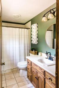 PIne Valley Guesthouse的一间带水槽、卫生间和镜子的浴室