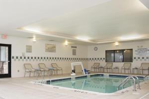 圣安东尼奥圣安东尼奥北部原石橡树万怡酒店的一个带椅子和桌子的大型游泳池