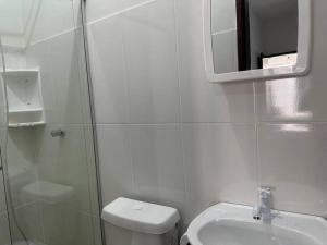 蒙蒂斯克拉鲁斯Apt C com 2 quarto com ar e garagem的带淋浴、卫生间和盥洗盆的浴室
