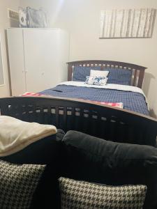 哈利法克斯RoseT的一间卧室配有一张带蓝色床单和枕头的床。