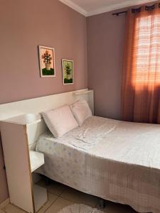 圣佩德罗-达阿尔德亚casa sao pedro da aldeia的一间小卧室,配有床和窗户
