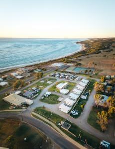 Horrocks霍罗克斯海滩房车公园露营地的享有毗邻大海的停车场的空中景致