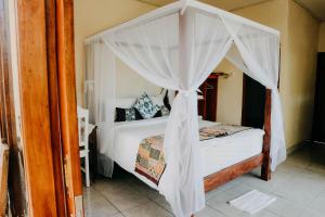 塔巴南Padi Bali Jatiluwih的一间卧室配有一张带天蓬的床