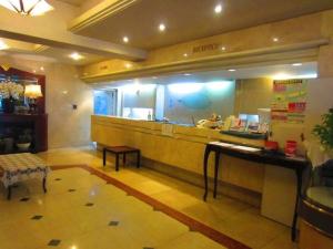 二本松Urban Hotel Nihonmatsu - Vacation STAY 78342v的餐厅大堂设有柜台和食物