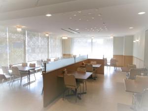 二本松Urban Hotel Nihonmatsu - Vacation STAY 78342v的用餐室设有桌椅和窗户。