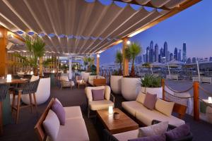 迪拜Marriott Resort Palm Jumeirah, Dubai的享有城市美景的屋顶餐厅