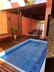 圣佩德罗-达阿尔德亚casa sao pedro da aldeia的一个带房子的甲板上的游泳池