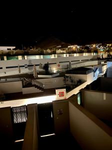 阿德耶Tenerife Holidays的享有大楼的夜间灯光美景