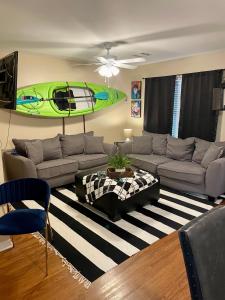 门罗Bayou and Beyond: The perfect stay的客厅配有沙发和冲浪板。