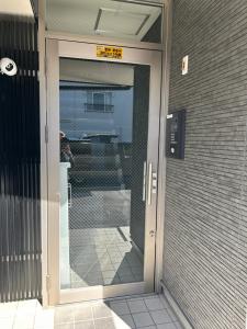 东京One Point Five的玻璃门进入大楼的入口