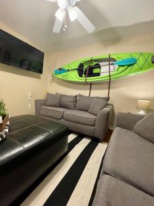 门罗Bayou and Beyond: The perfect stay的客厅配有沙发和壁挂式皮划艇
