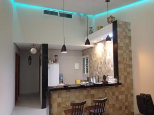 加拉尼温斯Casa de Esquina Nova的厨房配有柜台和蓝色灯光