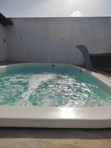 伊塔马拉卡Casa com piscina em Itamaracá的客房内的浴缸装满绿水