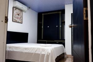 莱蒂西亚CASA GOMEZ的一间卧室配有一张床和一个黑色橱柜