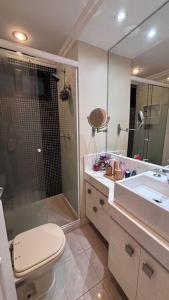 里约热内卢Apartamento Praia Barra da Tijuca -Acolhedor e Confortável的带淋浴、卫生间和盥洗盆的浴室