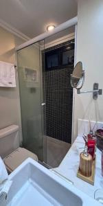 里约热内卢Apartamento Praia Barra da Tijuca -Acolhedor e Confortável的带淋浴、卫生间和盥洗盆的浴室