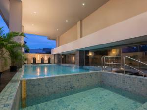 泗水桑提卡固本泗水酒店的一座室内泳池