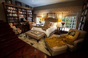 约翰内斯堡The Great Gatsby Houghton的卧室配有一张床,女士躺在沙发上