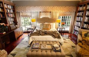 约翰内斯堡The Great Gatsby Houghton的一间卧室设有一张大床和书架