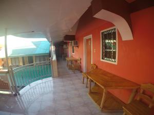 BalateroBuena Lynne's Resort的客房设有桌椅和阳台。