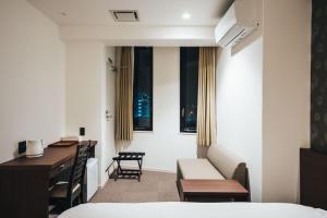 佐贺市TAPSTAY HOTEL - Vacation STAY 35232v的配有一张床和一张书桌的酒店客房