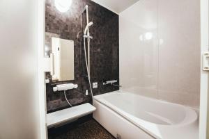 佐贺市TAPSTAY HOTEL - Vacation STAY 35203v的带浴缸和盥洗盆的浴室