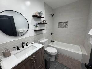 长滩Mid-Century Gem in Long Beach的一间带水槽、卫生间和镜子的浴室