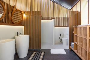 清迈CAMP CAYLA - STELLAR的浴室设有2个卫生间和2个水槽