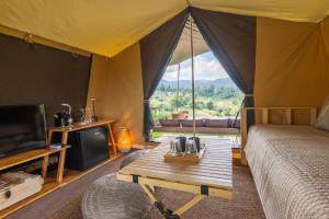 清迈CAMP CAYLA - STELLAR的帐篷内带一张床和一张桌子的房间