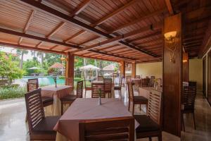 乌布Champlung Sari Villa & Spa Ubud的一间带桌椅的餐厅和庭院