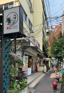 曼谷KC旅馆的一条有鸡舍标志的街道