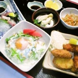 鸟取市Hotel Alpha-One Tottori的一张桌子,上面放着一盘食物和其他食物