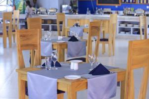 KigoAquarius Kigo Resort的用餐室配有桌椅和酒杯