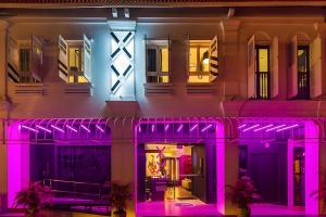 新加坡Hi Hotel Bugis的夜晚有紫色灯的房子