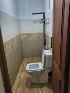 基图尔格勒White Villa Kitulgala的一间带卫生间和门的小浴室