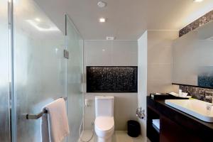 卡伦海滩Le Meridien Phuket Beach Resort -的浴室配有卫生间、盥洗盆和淋浴。