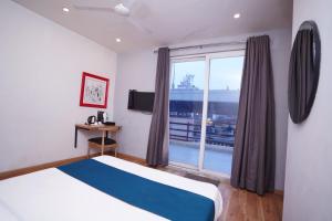 新德里Hotel Mira Residency- Outer Ring Road, Paschim Vihar的一间卧室设有一张床和一个大窗户
