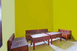 Tambak-kidulOYO 91583 D’cost Green Syariah的绿色间 - 带2张桌子和2张长椅