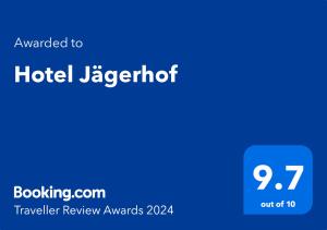 普罗夫迪夫Hotel Jägerhof的蓝色的标志,上面写着酒店字样