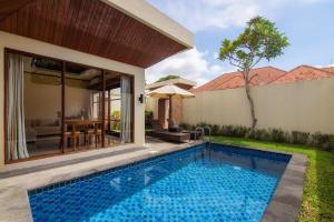 乌布Champlung Sari Villa & Spa Ubud的别墅后院的游泳池