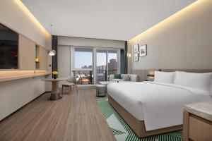 泉州泉州东海假日酒店的酒店客房设有一张大床和一间客厅。
