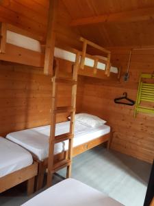 皮滕Blokhut的小屋内带两张双层床的客房