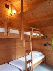 皮滕Blokhut的小木屋内带两张双层床的客房
