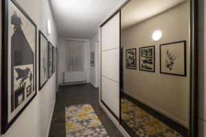 克卢日-纳波卡Casa Ryu的墙上挂有框图的走廊