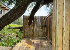 维德尼斯奥克赫斯特农场小屋别墅的木甲板上设有栅栏和树
