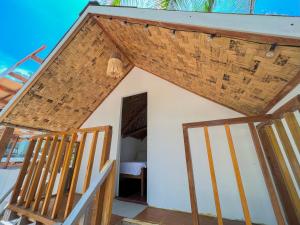 GubatPipa de Playa Resort Café的一座带木屋顶的小房子