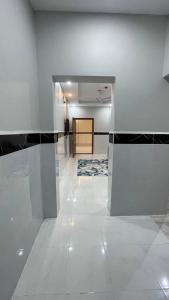 乌姆莱季سحاب الأندلس للأجنحة الفندقية - املج的一间设有黑白瓷砖走廊的客房