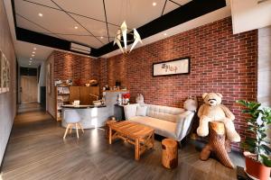 安平区遇知 安平的客厅设有砖墙、沙发和泰迪熊