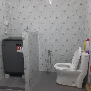 马兰Hidden Homestay的一间带卫生间和淋浴的浴室